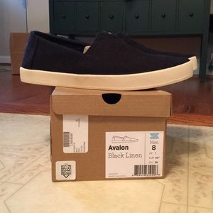 Men’s size 8 TOMS